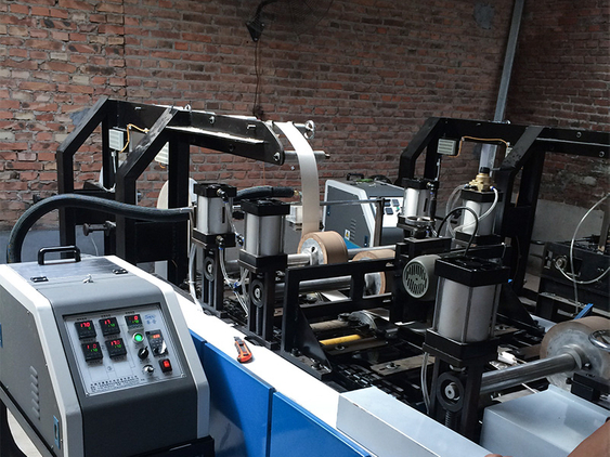 M&aacute;quina de pegamento termofusible de 10 kg con aplicaci&oacute;n de escurridor de bolsas de mano